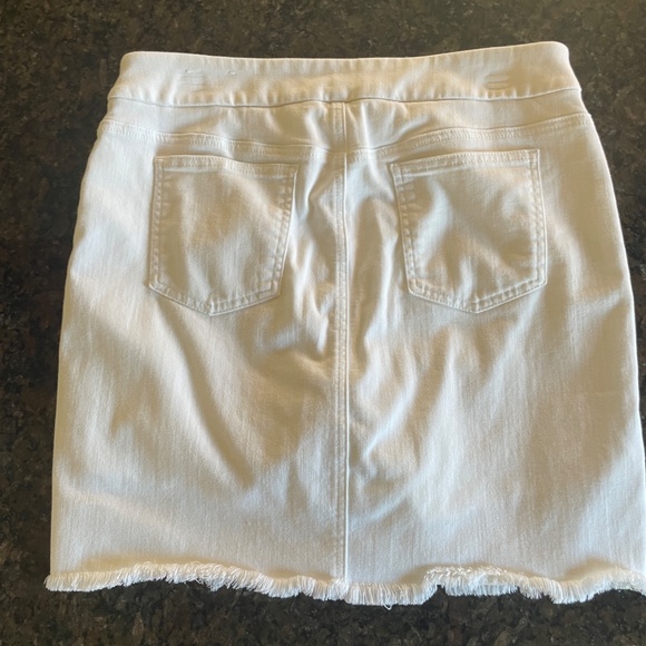 Chico's No Stain Pull-on Fray Hem Skort - Picture 2 of 6